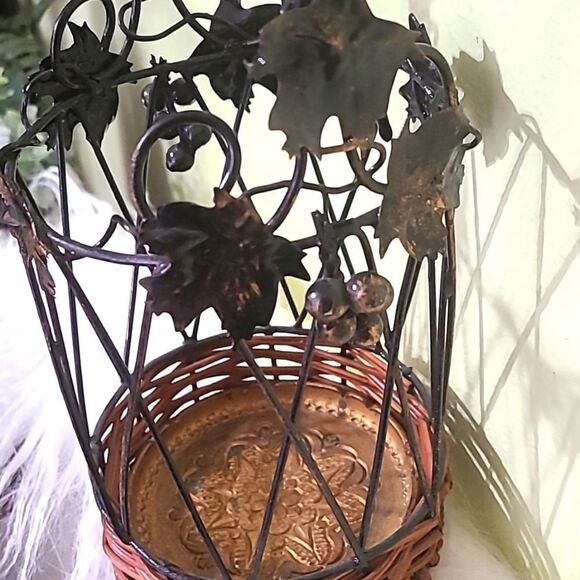 Single Bottle Wine Carrier with Metal Leaves & Wicker - Picture 4 of 7